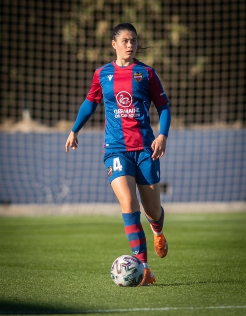 María Méndez con el balón